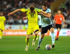 IM体育官方网-国际足球赛场上各国队伍鏖战