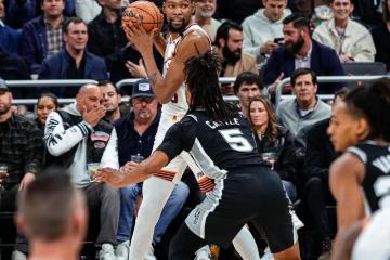 IM体育数据分析平台-马刺队在对阵太阳队的比赛中实现连胜