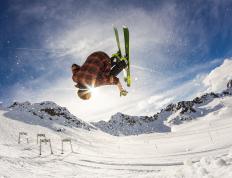 IM体育app-雷霆强势晋级，克莱英超争冠接管比赛，跨界竞技的胜利哲学