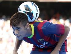 IM体育官网入口-赛道上的逆袭，汉密尔顿关键制胜，阿斯顿·马丁力克红牛二队的战术博弈