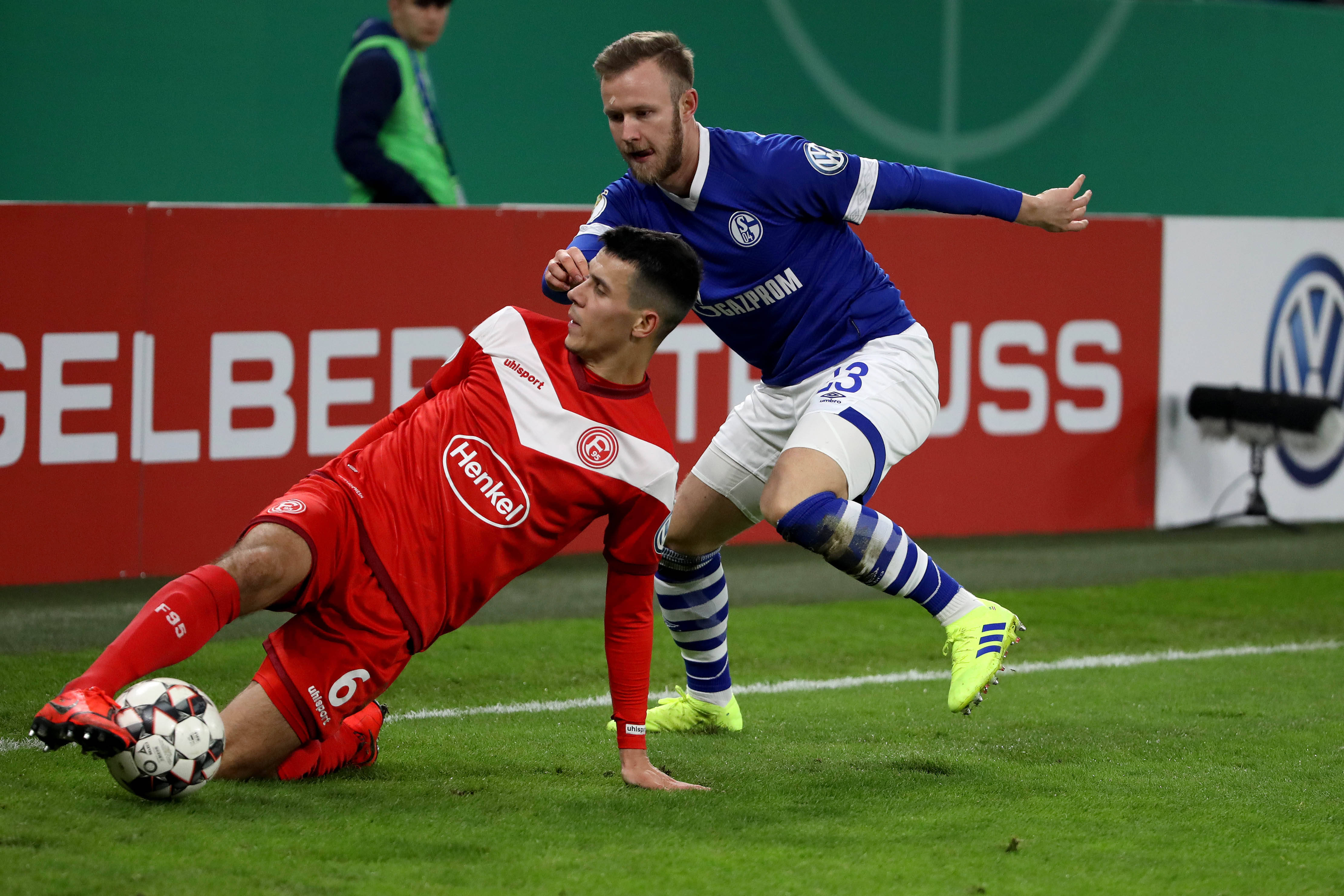 IM体育注册链接-沙尔克04客场失利柏林赫塔，保级前景雾茫的简单介绍