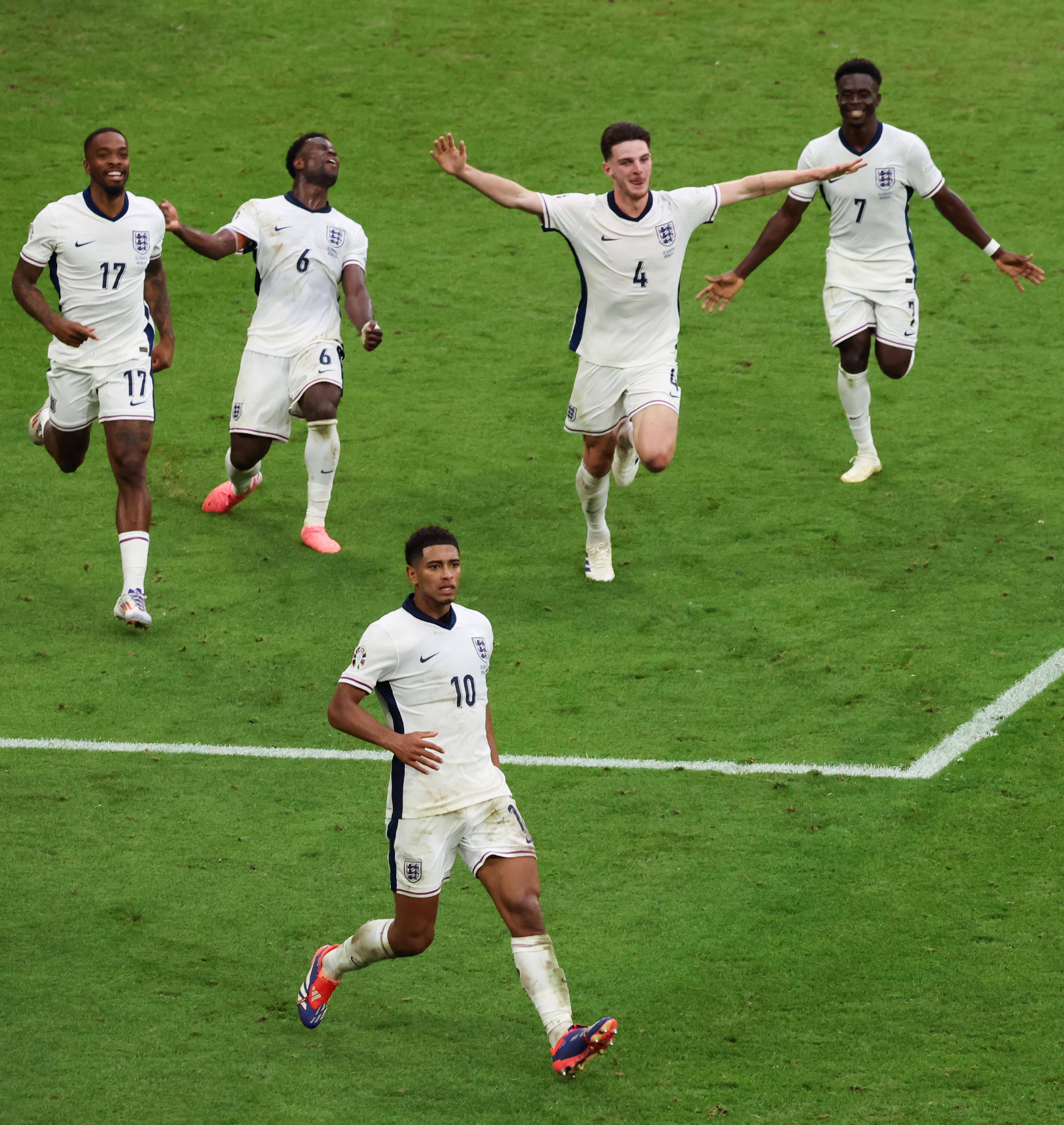 IM体育官方网-国际足球赛场上各国队伍鏖战