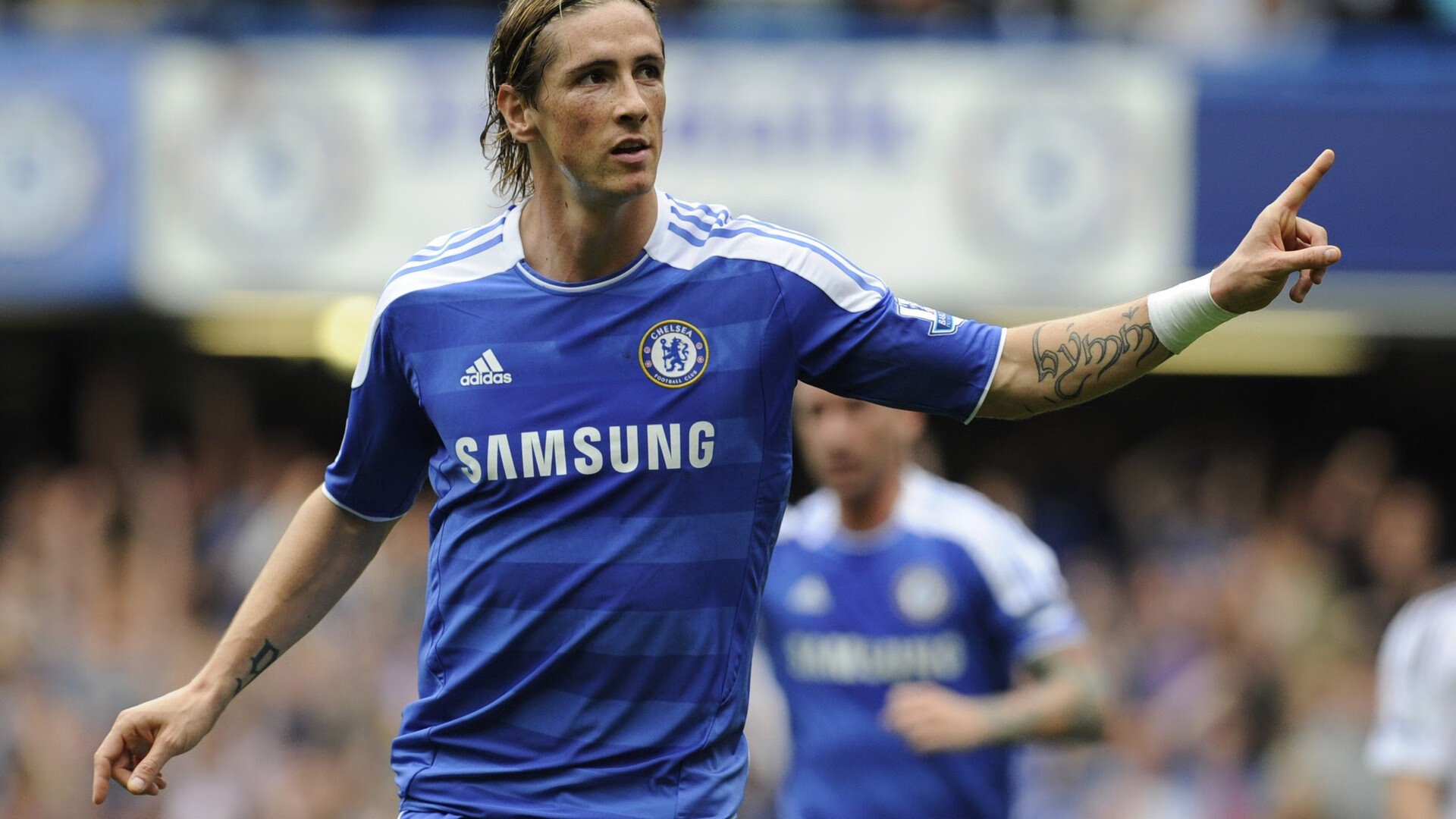 IM体育平台-迪亚斯魔笛般主宰比赛走向，佛罗伦萨血拼英格兰书写欧冠史诗